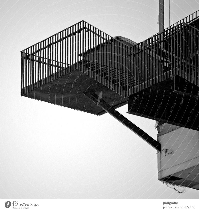 Hoch oben Blick nach unten abwärts Konstruktion Haus Gebäude Aussicht schwarz weiß Detailaufnahme Schwarzweißfoto Treppe Geländer hoch aufwärts Himmel