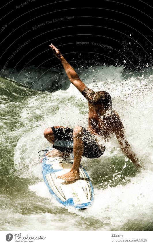 Citysurfer I Surfer Wassersport Winter kalt Anzug Neopren Surfen Wellen Stil München Zufriedenheit nass Sport grün Mann lässig Körperhaltung spritzen