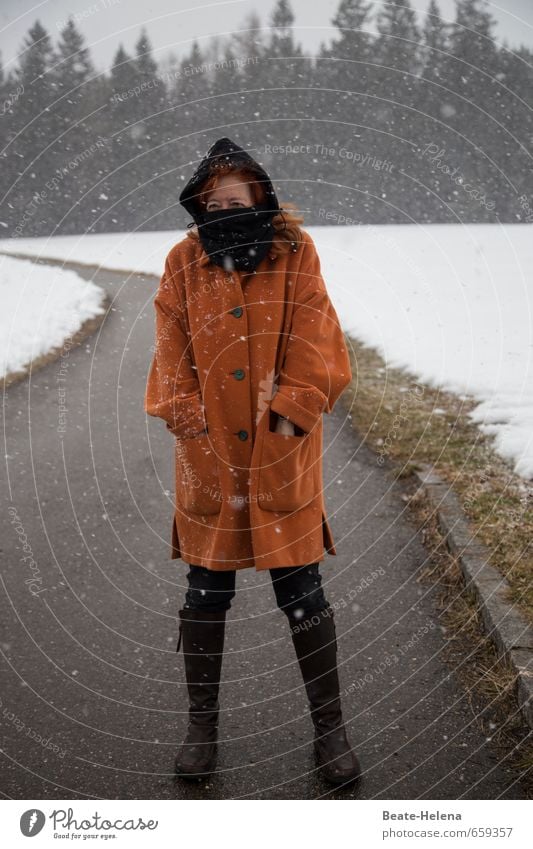 self | mich kann nichts schrecken Winter Schnee Winterurlaub Berge u. Gebirge feminin Frau Erwachsene 1 Mensch schlechtes Wetter Schneefall Schönwald Dorf