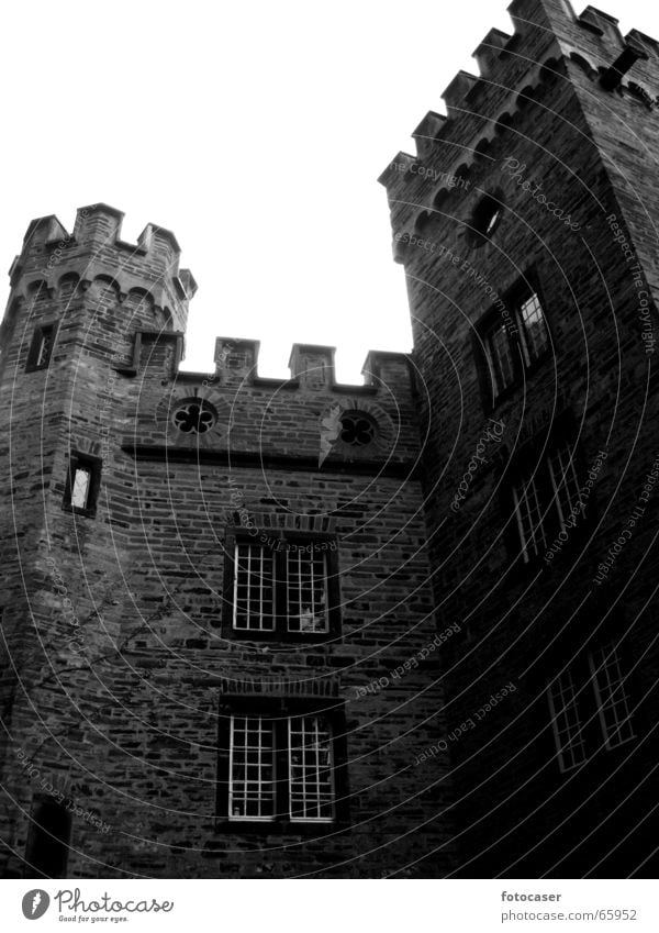 alte Burg in Stolzenfels Gemäuer Mauer Zinnen Froschperspektive altes haus Schwarzweißfoto Turm Architektur Burg oder Schloss