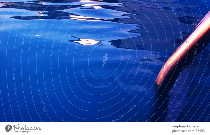 // Über dem Wasser... Trittbrett Wellengang tief Reflexion & Spiegelung tauchen Stab Haus Wasseroberfläche Licht kalt nass Schwimmbad unruhig blau Metall