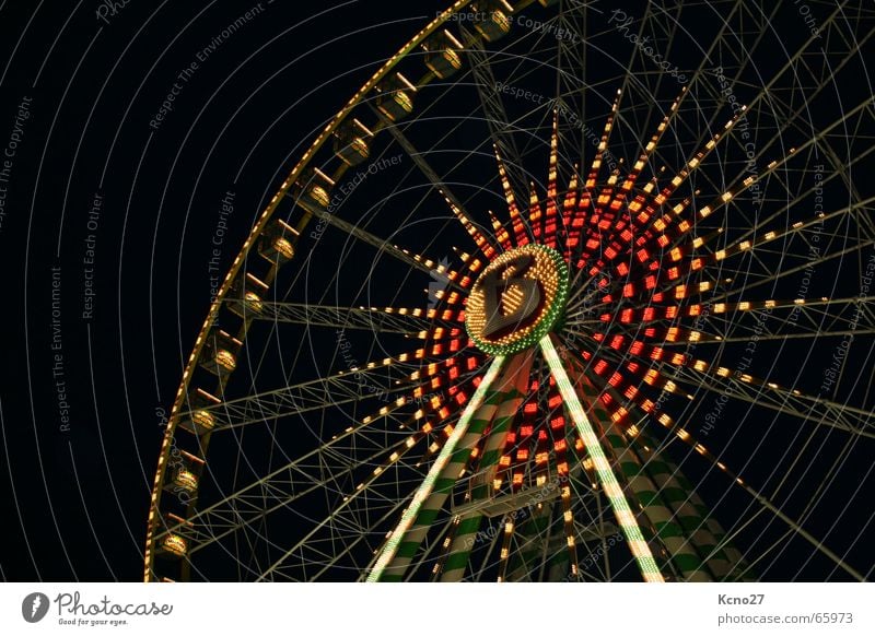 Hoch hinaus Riesenrad Jahrmarkt rund Nacht Freude Licht Niveau