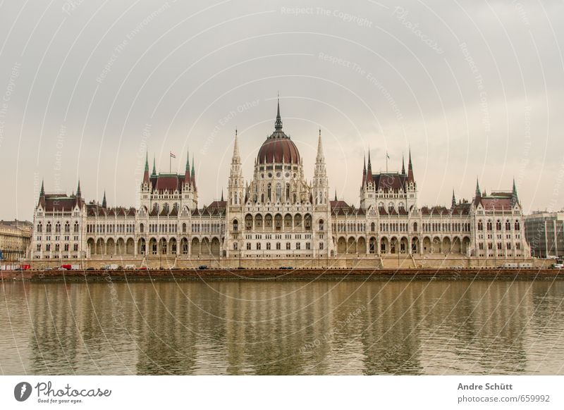 Budapest Ferien & Urlaub & Reisen Tourismus Sightseeing Städtereise Ungarn Stadt Stadtzentrum bevölkert Dom Palast Sehenswürdigkeit Wahrzeichen Parlament alt