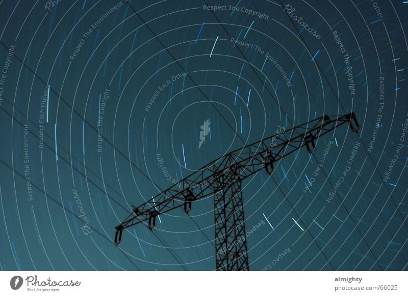 Sternenstunde Nacht Strommast Dauerlicht Astronomie sternenstreifen Elektrizität Energiewirtschaft Sternenhimmel