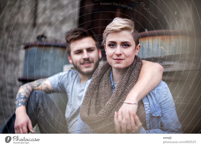 junges modernes Paar maskulin feminin Junge Frau Jugendliche Junger Mann 2 Mensch 18-30 Jahre Erwachsene trendy Umarmen Farbfoto Tag Schwache Tiefenschärfe