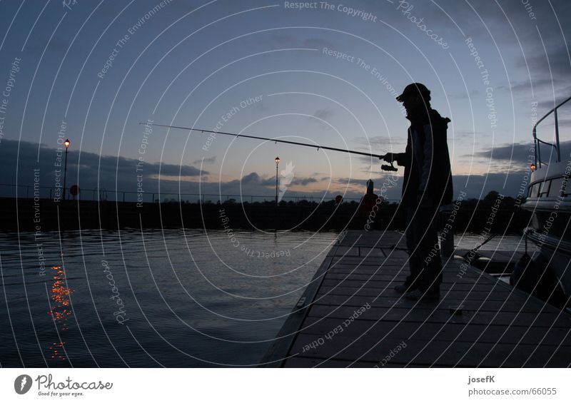 Angeln am späten Abend am Shannon River in Irland Angler Fluss Republik Irland Hafen