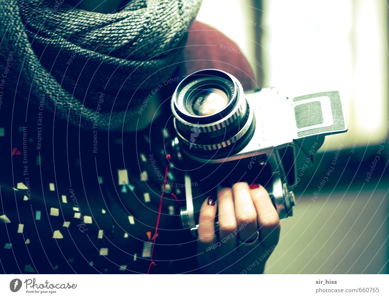 STUDIO TOUR | Analog Girl Fotokamera feminin Hand Finger Stoff Schal wählen gebrauchen beobachten drehen entdecken blau grau grün schwarz Kreativität Nostalgie