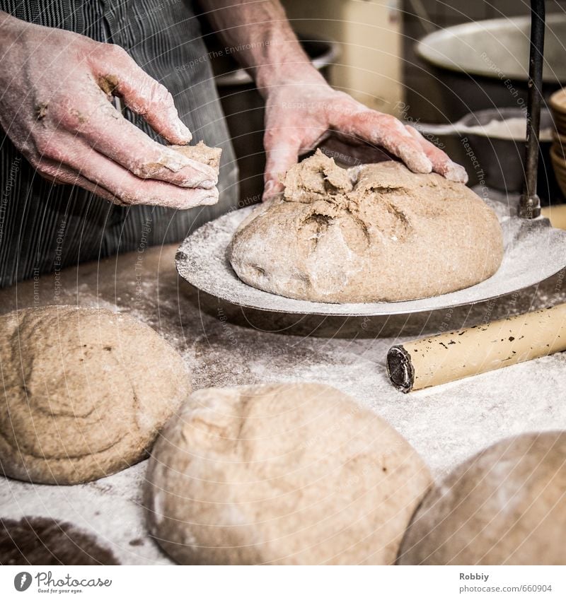 Leichte Kost Lebensmittel Teigwaren Backwaren Brot Mehl Bäcker Bäckerei Handarbeit Handwerk Waage authentisch Gesundheit braun Ernährung wiegen Gedeckte Farben