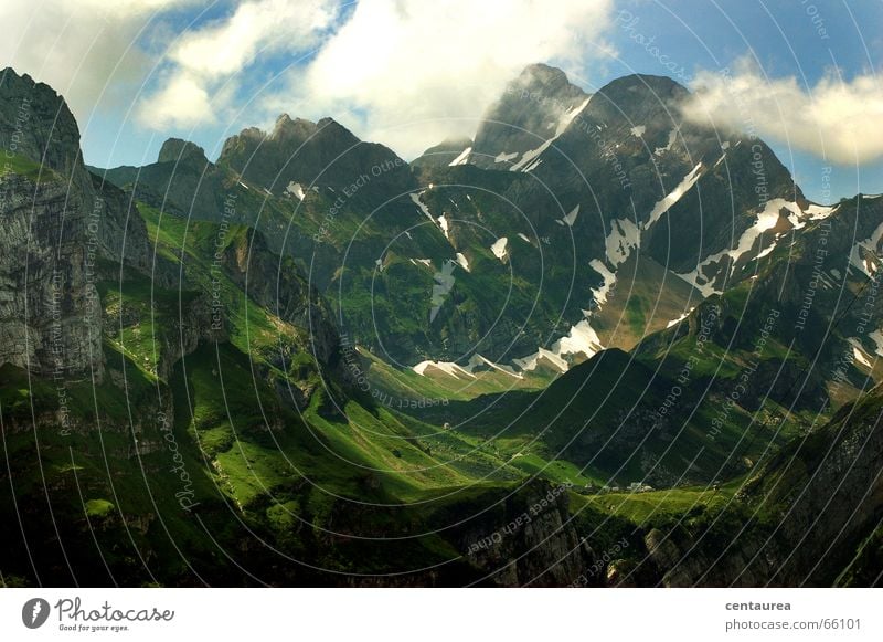 In d´Schwiiz Berg Säntis Wolken Licht Sommer Winter Pause Wiese steinig abwärts aufwärts Berge u. Gebirge Schatten frei Freiheit Schnee Schneefall Aussicht