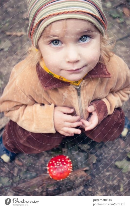 Ich habe es gefunden schön Ausflug Sommer Kind Mädchen Kindheit 1 Mensch 3-8 Jahre Herbst Wald sitzen authentisch blond klein nah natürlich niedlich oben braun