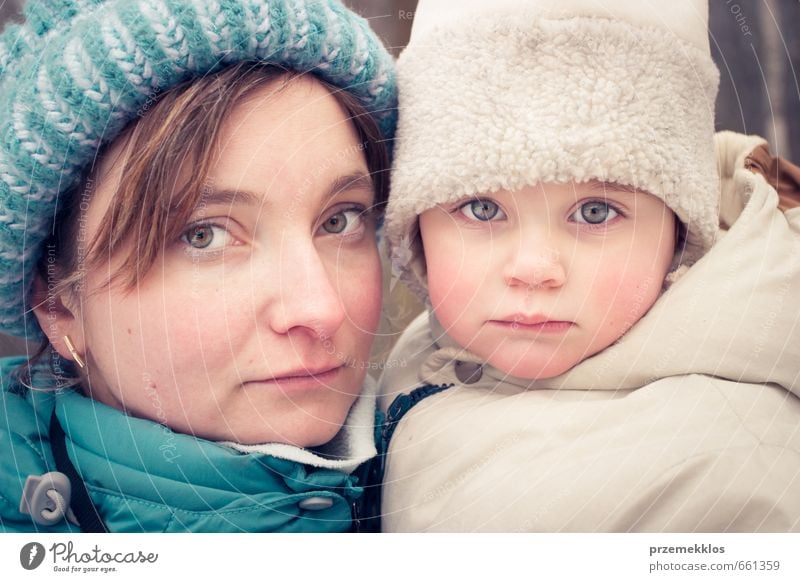 Porträt von Mutter und Tochter am Gefriertag Winter Kind Mädchen Frau Erwachsene Familie & Verwandtschaft 2 Mensch 3-8 Jahre Kindheit 30-45 Jahre Mütze frieren