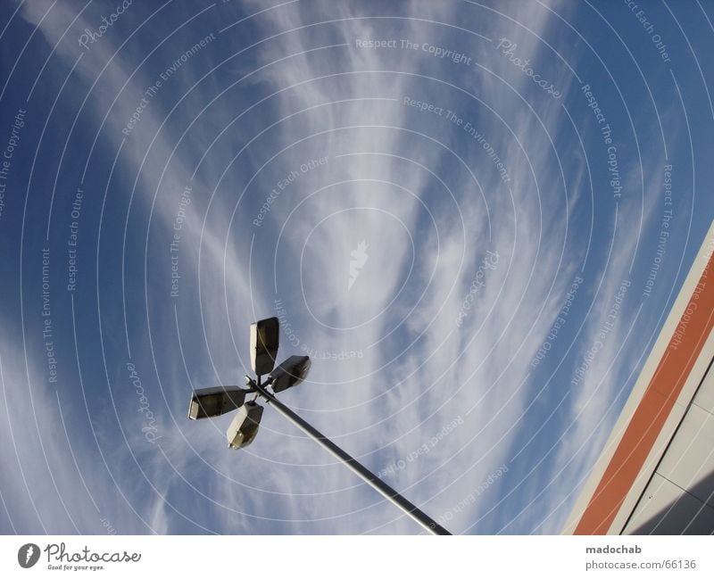 DEM HIMMEL SO NAH | grafik style wolken clouds göttlich laterne Lampe Laterne Licht Sommer Mauer Wand sehr wenige Luft Stil Haus Hochhaus Gebäude Material