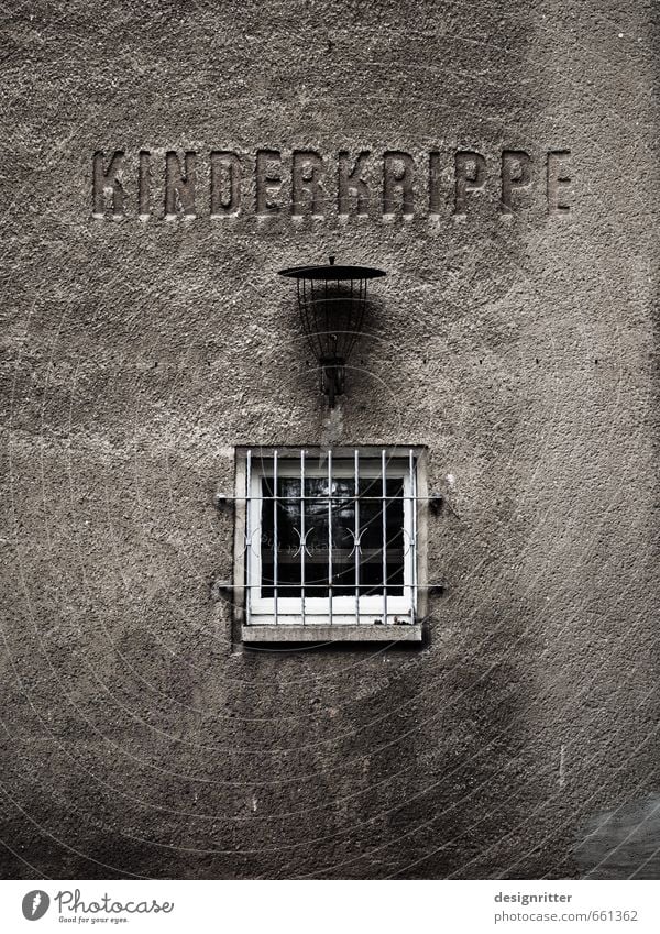 Mama? Kindererziehung Bildung Kindergarten Krippe Baby Kleinkind Mauer Wand Fassade Fenster Gitter alt dreckig dunkel gruselig hässlich grau Schmerz Sehnsucht