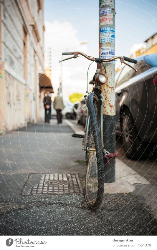 Acht du Schreck! Stadt Stadtrand Personenverkehr Straßenverkehr Fahrradfahren Wege & Pfade stehen warten alt dreckig einfach kaputt retro braun gold Müdigkeit