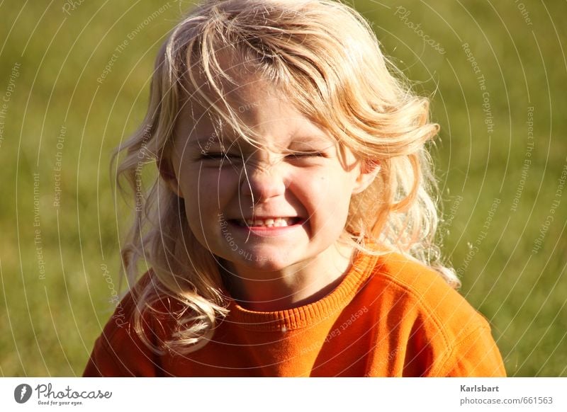 Endlich Sonne! Freude Gesundheit Kinderspiel Muttertag Kindererziehung Kindergarten Mensch Mädchen Kindheit Kopf 1 3-8 Jahre Natur Frühling Sommer Wiese