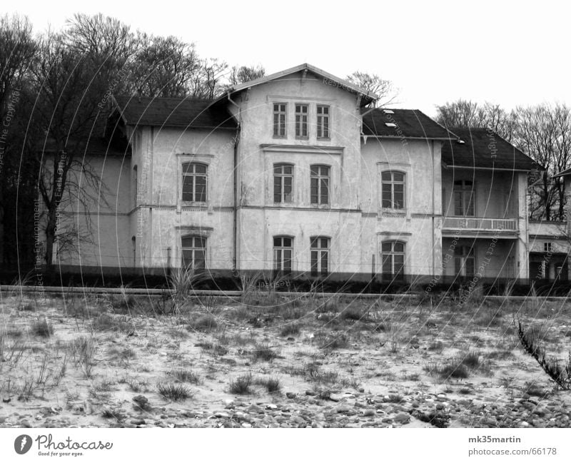 Strandausblick verfallen Haus grau Strandhaus Unbewohnt Unbewohnbar Verfall Villa vergangen ehemalig Vergangenheit alt Schwarzweißfoto b/w old Stranddüne