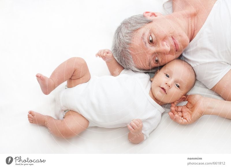 Großmutter und Enkel spielen auf dem Boden. Freude Glück schön Gesicht Kind Mensch Baby Kleinkind Junge Frau Erwachsene Weiblicher Senior Großeltern