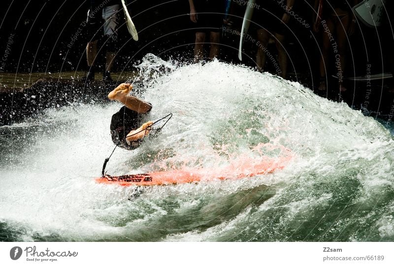 Citysurferslam Surfer Wassersport Winter kalt Anzug Neopren Surfen Wellen Stil München Zufriedenheit nass Sport grün Mann lässig Körperhaltung Sturz Funsport