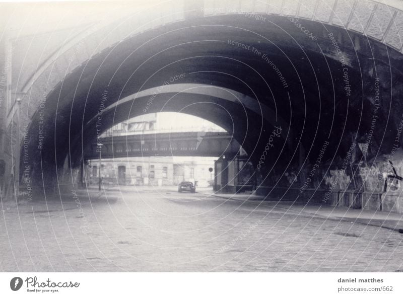 bahnhof 1 Architektur Brücke Eisenbahn Straße Schwarzweißfoto