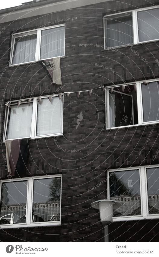 und sie hängen immer noch Haus Fenster schwarz rot Deutschland Stolz gold