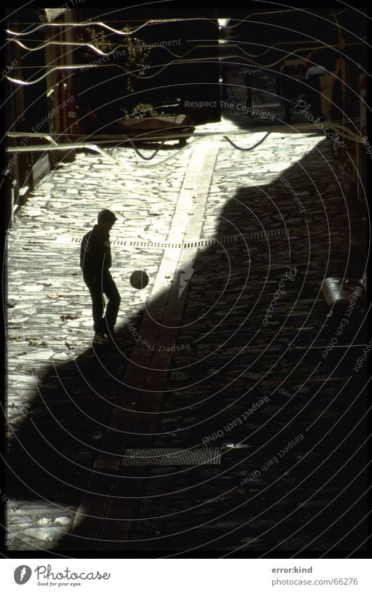 Junge mit Ball Licht & Schatten Weltmeisterschaft Fußball Jugendliche Kontrast Sonne