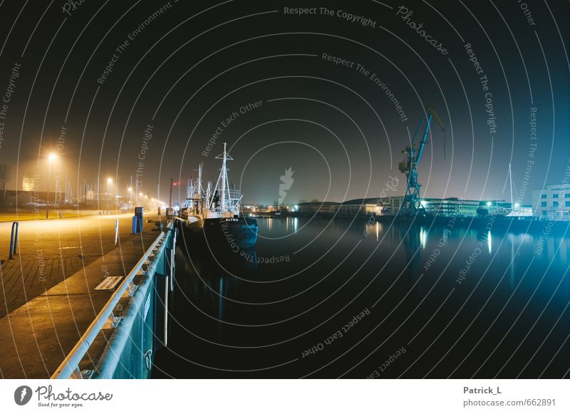 Hafen bei Nacht Schifffahrt Fischerboot Schwimmen & Baden Wasserfahrzeug schwarz Wismar Straßenbeleuchtung Kran Einsamkeit ruhig Farbfoto Außenaufnahme