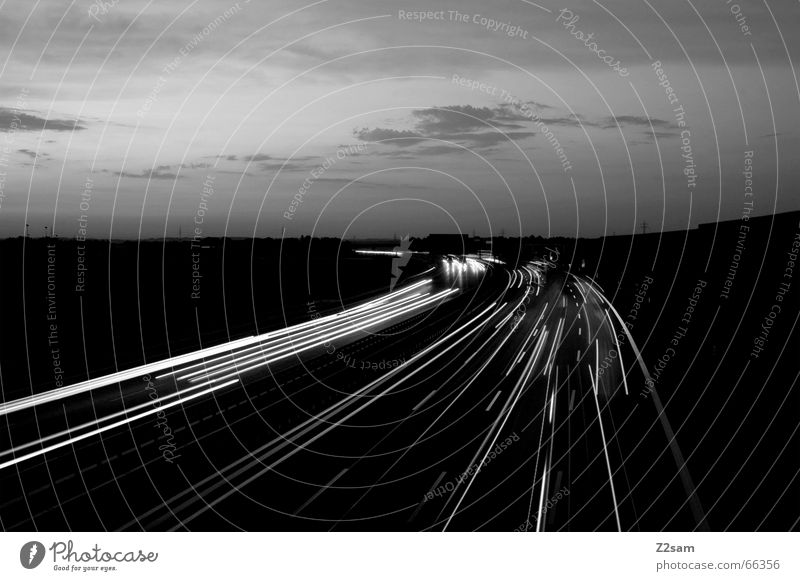 viele Wege führen nach..... Licht Autobahn Wege & Pfade Langzeitbelichtung Straße light street cars PKW Schwarzweißfoto way black