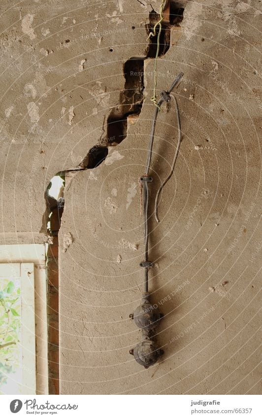 Wird schon halten! Demontage Mauer Putz Fenster Elektrizität Schalter Befestigung kaputt Ruine Garage Vertrauen Licht Riss Leitung Verbindung Feste & Feiern