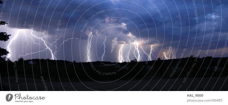 Donnerwetter Wolken Panorama (Aussicht) Blitze Ferne Sommer dunkel schwarz grau Elektrizität Unwetter Sturm Gewitter Regen blau Wetter groß