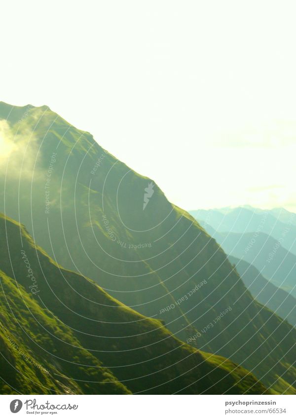 Grün Wiese Wald grün Abstufung weich Horizont Berge u. Gebirge Niveau Ferne Natur Alpen Landschaft Freiheit Treppe