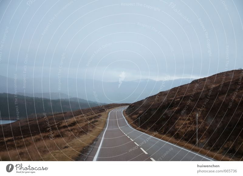 auf der Straße Natur Landschaft Wolken Nebel Feld Berge u. Gebirge Landstraße Ferne kalt wild blau braun friedlich Solidarität Gelassenheit Zukunft Einsamkeit