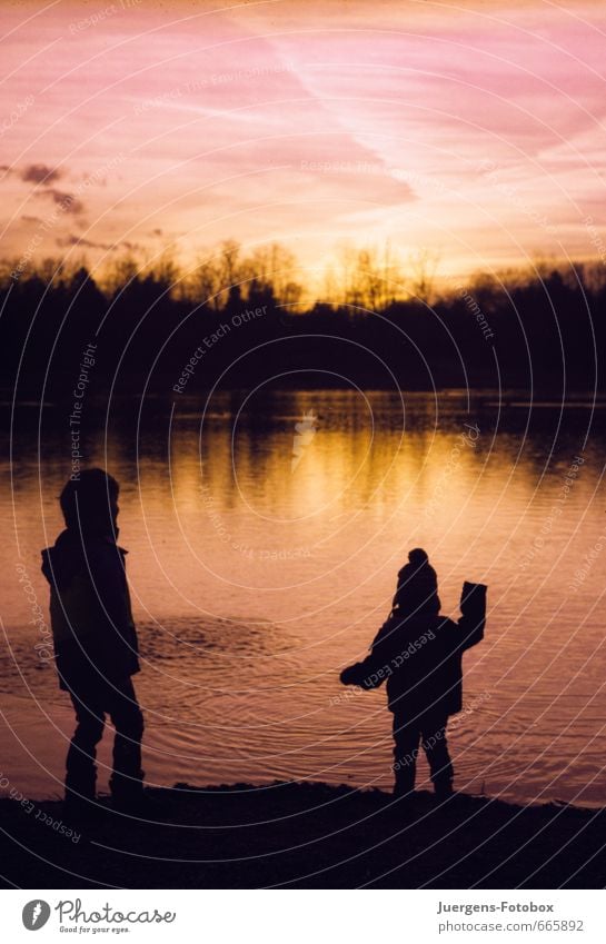 Spielplatz See am Abend Zufriedenheit Kinderspiel Ausflug Abenteuer Strand Wellen Mensch Junge Geschwister Bruder Kindheit 2 Kindergruppe 3-8 Jahre Landschaft