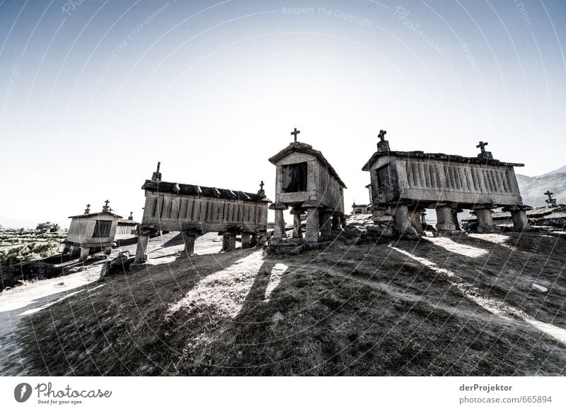 *Nr. 250* Hórreo - Speicher für Feldfrüchte Museum Landschaft Urelemente Hügel Felsen Dorf Stadtrand Bauwerk Gebäude Architektur Sehenswürdigkeit Wahrzeichen