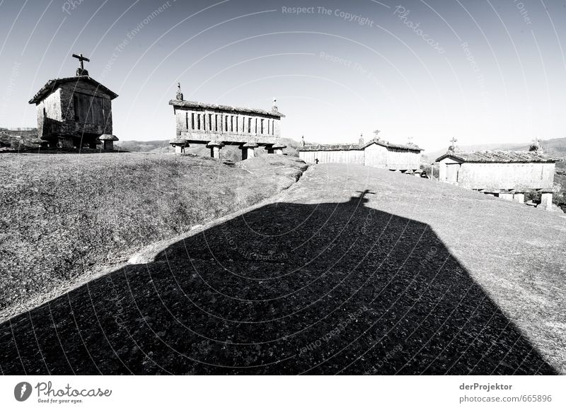 Friedhof der Früchte - Hórreo - Speicher für Feldfrüchte Tourismus Urelemente Himmel Sommer Hügel Felsen Dorf Stadtrand Bauwerk Gebäude Architektur Mauer Wand