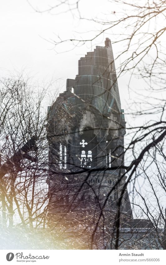 Kaiser Wilhelm Gedächtnis Kirche Berlin Sightseeing Städtereise Winter Baum Hauptstadt Stadtzentrum Menschenleer Bauwerk Gebäude Architektur Ruine Turm