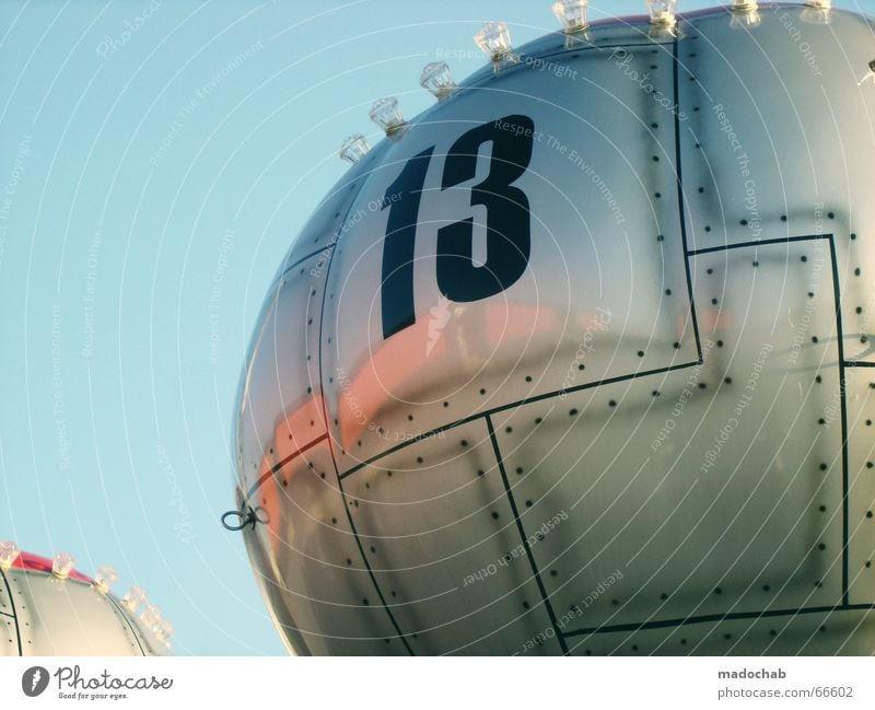 DIE WILDE 13 Futurismus Jahrmarkt glänzend Oberfläche Fahrgeschäfte Ziffern & Zahlen Luftballon Niete Metall silber rund graphisch Bildausschnitt Anschnitt