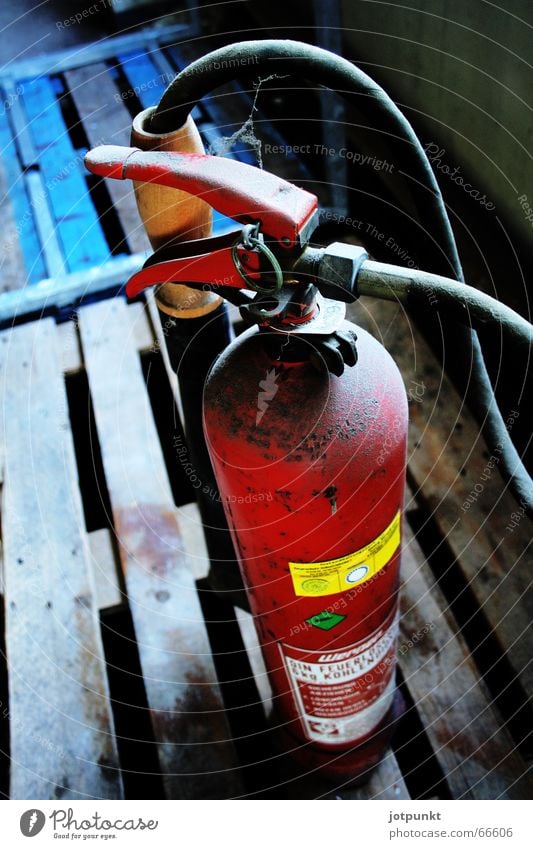 feuerlöscher Feuerlöscher rot Paletten heiß Schlauch blau Brand