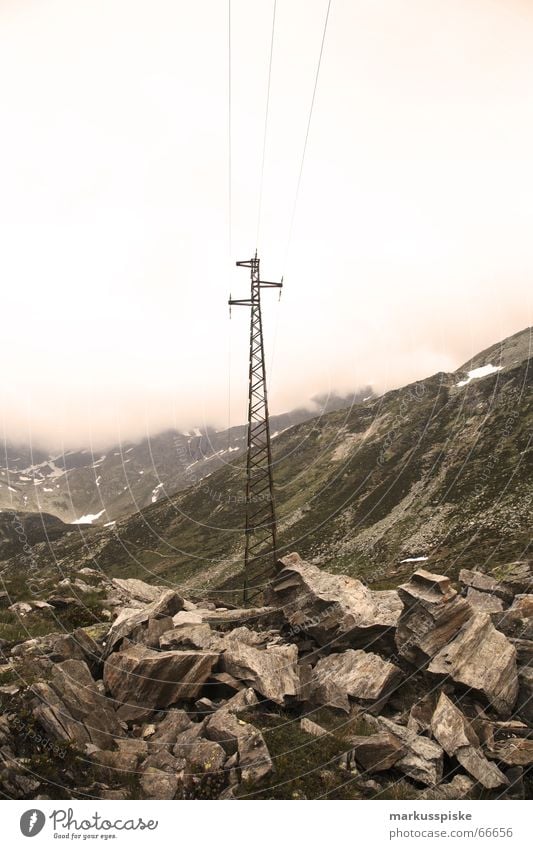 Lago di Montespluga alpin See Stausee Wiese grün türkis Italien Schweiz Meeresspiegel Wolken Elektrizität Berge u. Gebirge Felsen Schnee Alpen splügenmaß Himmel