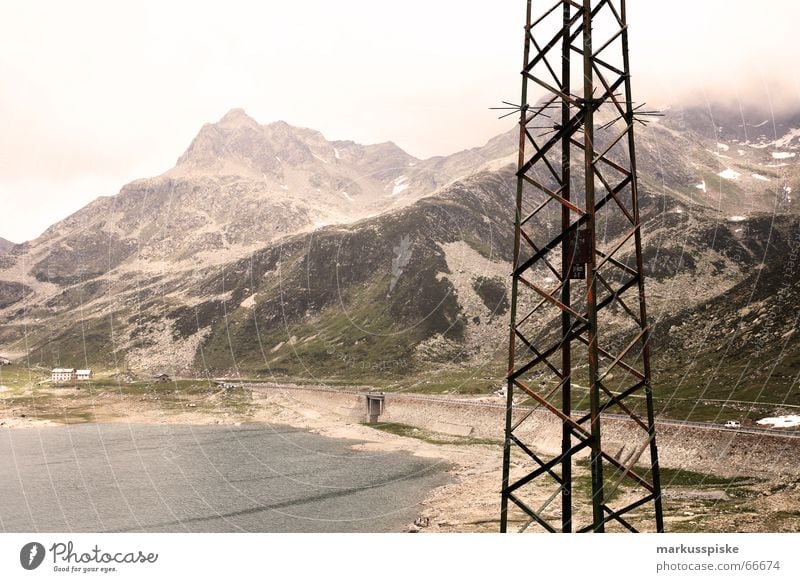 Lago di Montespluga Elektrizität See Stausee grün türkis Italien Schweiz Meeresspiegel Wolken Berge u. Gebirge Strommast Leitung Felsen Alpen splügenpaß Himmel