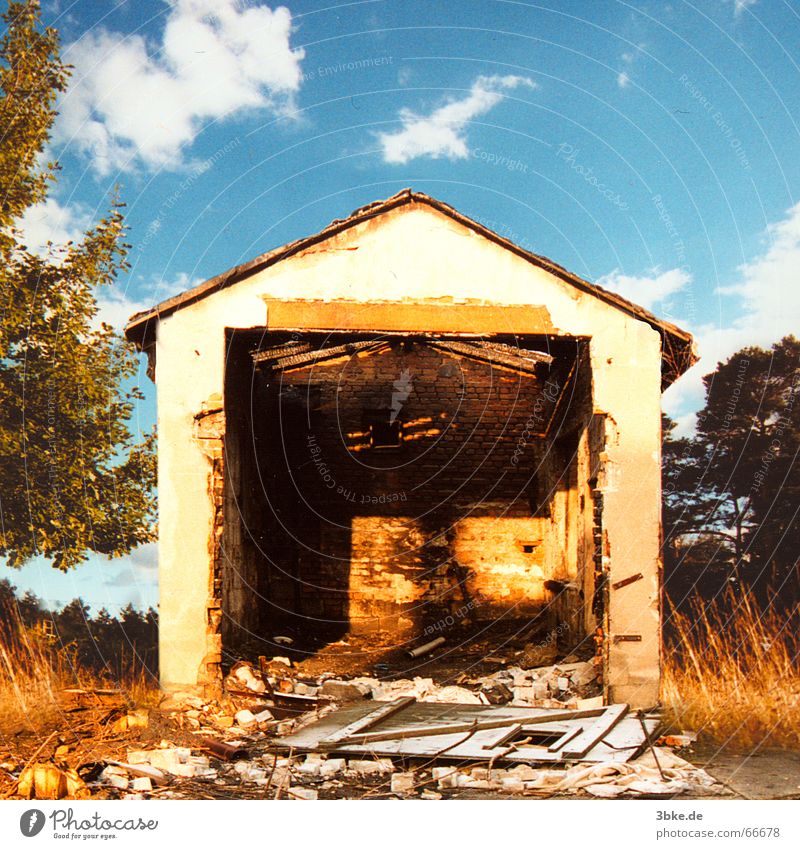 bassein 01 Haus Gebäude gruselig Denkmal Geisterhaus kaputt zerschlagene tür Tür Tor schauerig Himmel blau door geiheimniss spukhaft Architektur