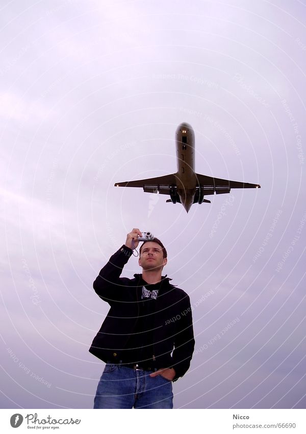 Flugzeuge im Objektiv Wolken Fotograf Fotografieren schlechtes Wetter Mann Fernweh Himmel Düsenflugzeug Flughafen Luftverkehr Fotokamera Flugzeuglandung warten