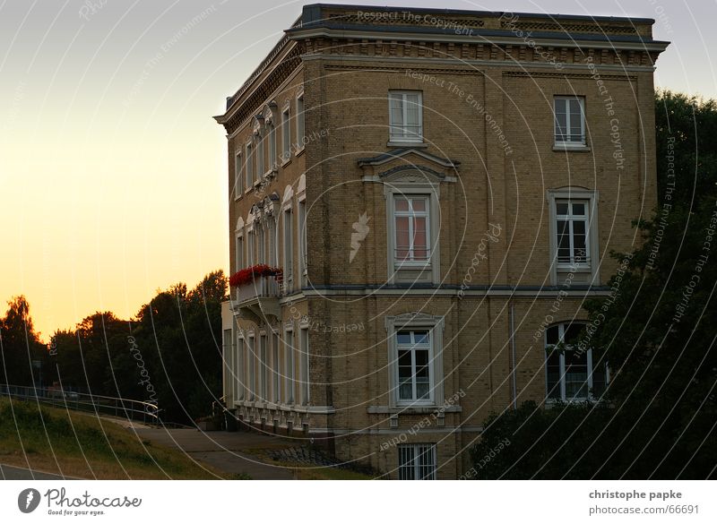 Klassizistische Hausfassade Gebäude Architektur Fassade Backstein Reichtum Sommer Villa Traumhaus Fenster historisch reich Romantik schick südländisch