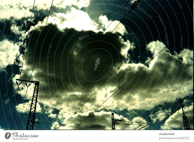 WOLKEN ZIEHEN AUF Wolken Gleise Elektrisches Gerät Elektrizität bedrohlich Froschperspektive Himmel Kraft Frankfurt am Main böse Kühlung Strommast Kabel