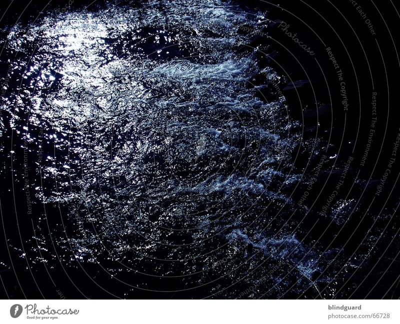 Kein stilles Wasser Rauschen fließen dunkel Luftblase Strömung feucht nass water Fluss wirbeln tosend nidda Leben