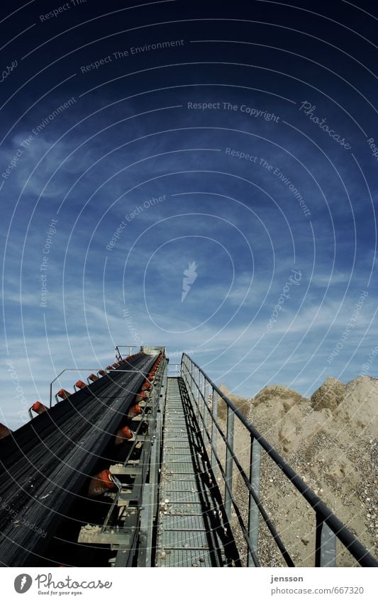 Beförderung Technik & Technologie Himmel Wolken Schönes Wetter Industrieanlage Stein Metall Stahl hoch blau schwarz Förderband Kieswerk Kiesgrube Geländer