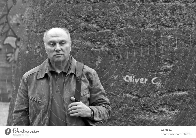 Oliver C. Mann Freundlichkeit sympathisch Gesichtsausdruck trist Hand Oberkörper Glatze Mauer Mensch Blick Langeweile süffisant Plattenbau Stein lonesome rider