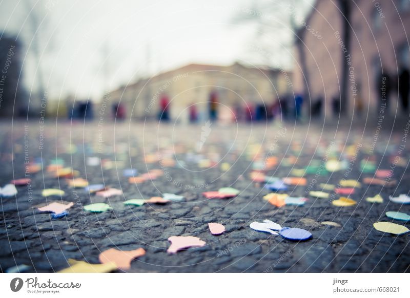 stehen und liegen lassen Karneval Menschenmenge Konfetti Feste & Feiern Fröhlichkeit Glück Stadt mehrfarbig Freude Zusammensein Unschärfe Asphalt Farbfoto