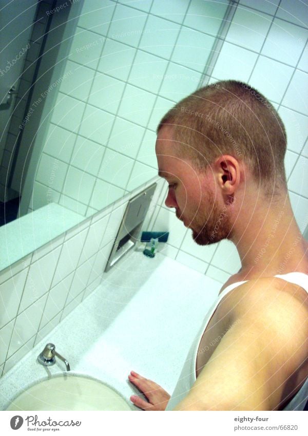 icke aufm klo weiß Waschbecken Seife Denken Aufenthalt blond kurzhaarig Unterhemd Mensch Toilette runterschauen Fliesen u. Kacheln Waschen nachdenken wifebeater