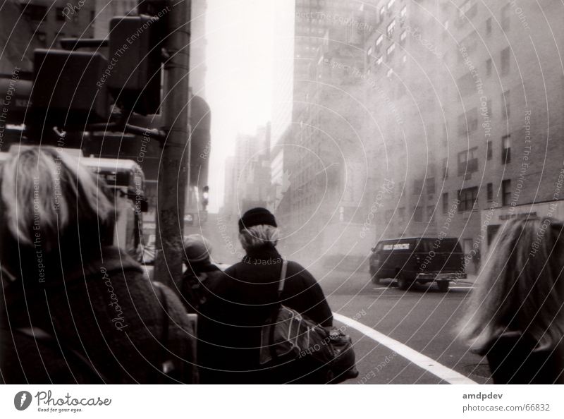 deckel Mütze Verkehr Lieferwagen Ampel Hochhaus Einsamkeit Sehnsucht Eile Frau Mann Nebel Straße Haare & Frisuren smok Schwarzweißfoto silouette Mensch Leben