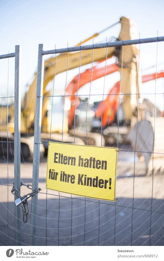 bauzäune anbaggern verboten. Handwerker Arbeitsplatz Baustelle Energiewirtschaft Baumaschine Bagger Baggerschaufel Bauzaun Schloss Tor Metall Schriftzeichen